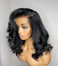 Charger l'image dans la galerie, Closures wigs Lola raw hair 16p
